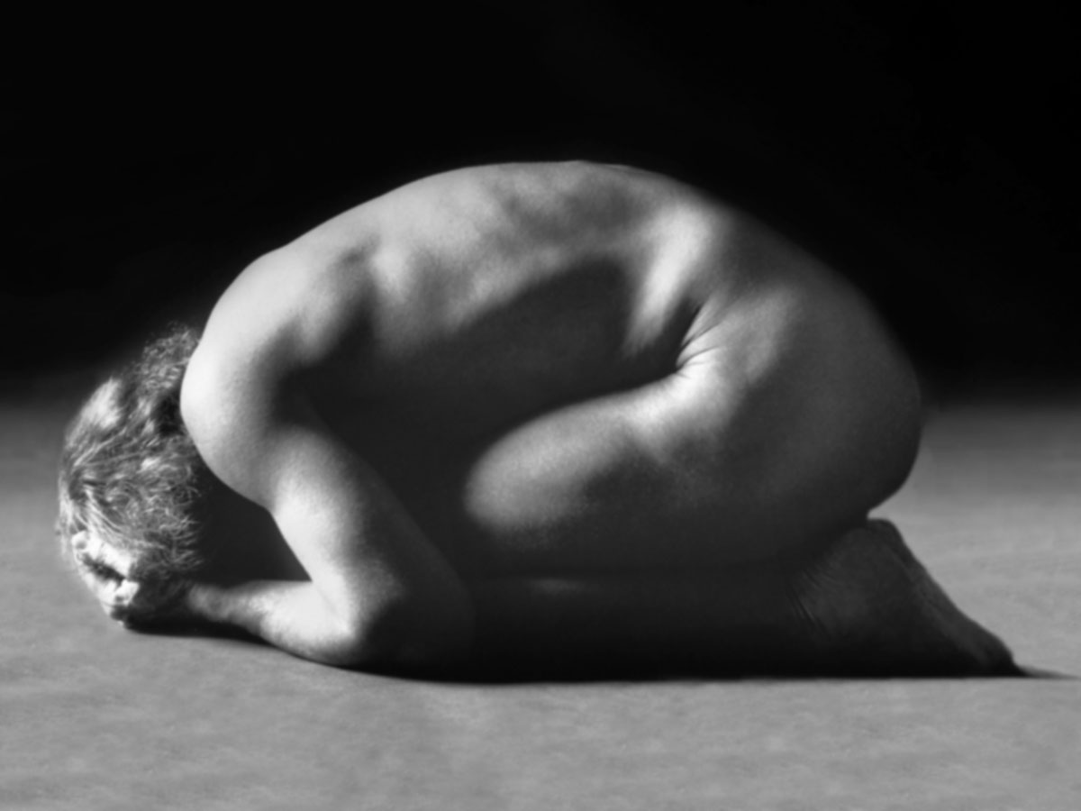 FKK, nackt u. frei - Nacktyoga - Variation der Kindhaltung - Balasana - Erhard Hagebeuker